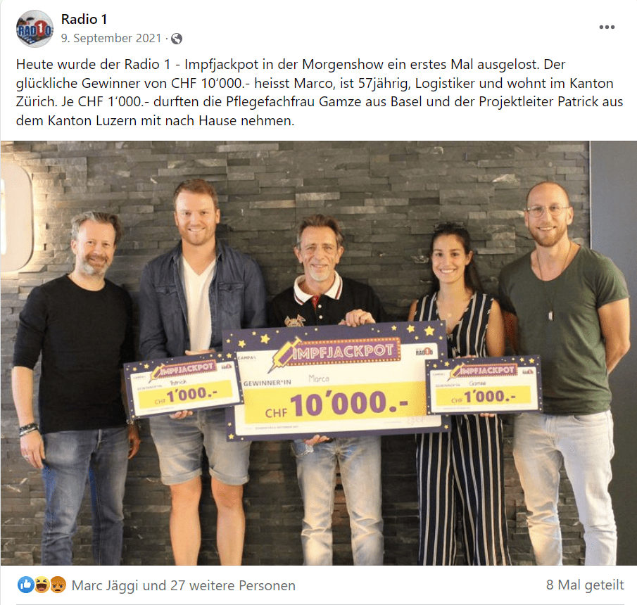 Marc Jäggi und Dani Wüthrich mit den Gewinnern des Impfjackpots von Radio1